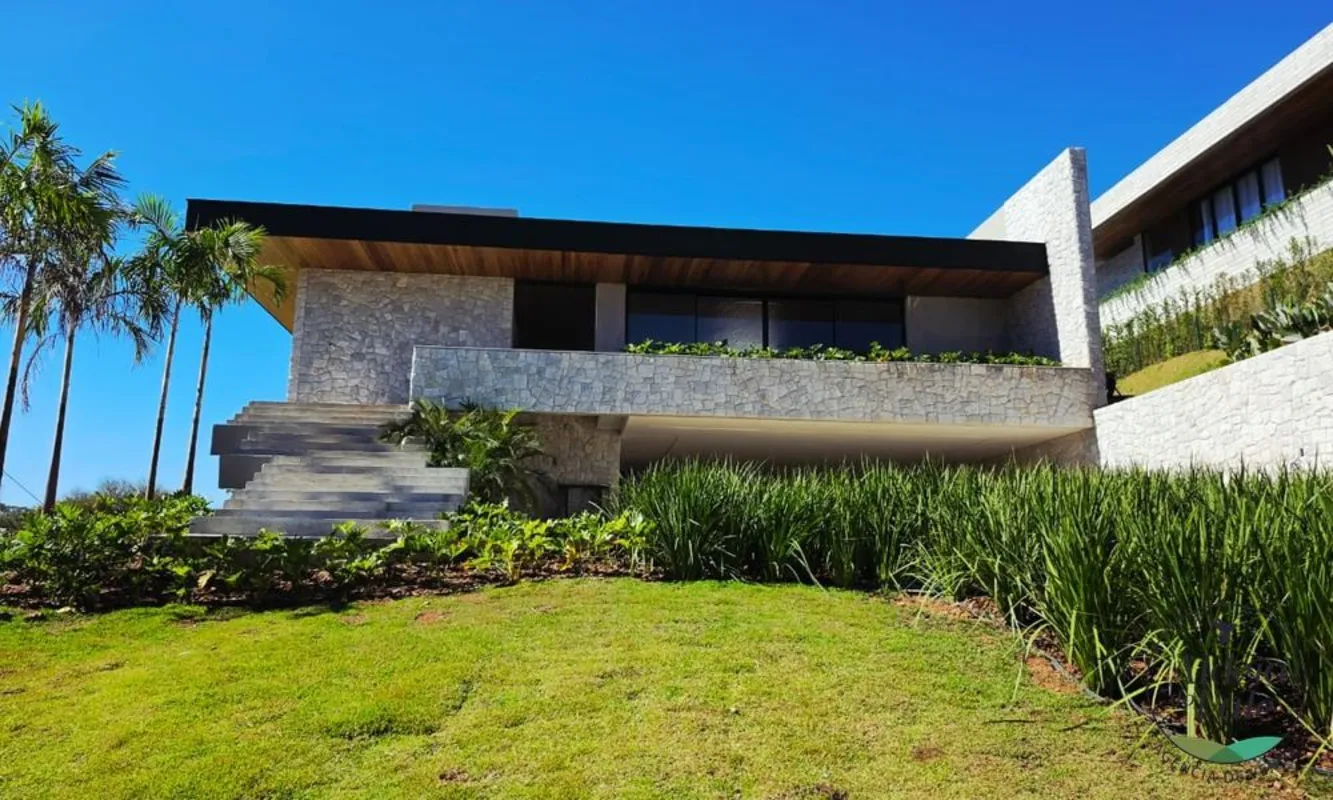 Casa em construção com vista espetacular.Casa predominantemente térrea, com acab...
