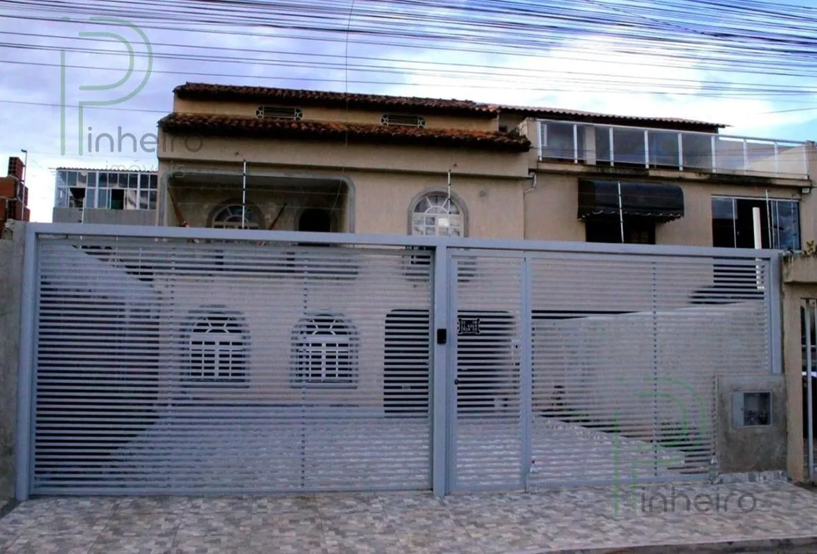 Ótima Casa c/ Pintura Nova - 2 Pavimentos, divididos em 3 quartos (sendo 1 suite...