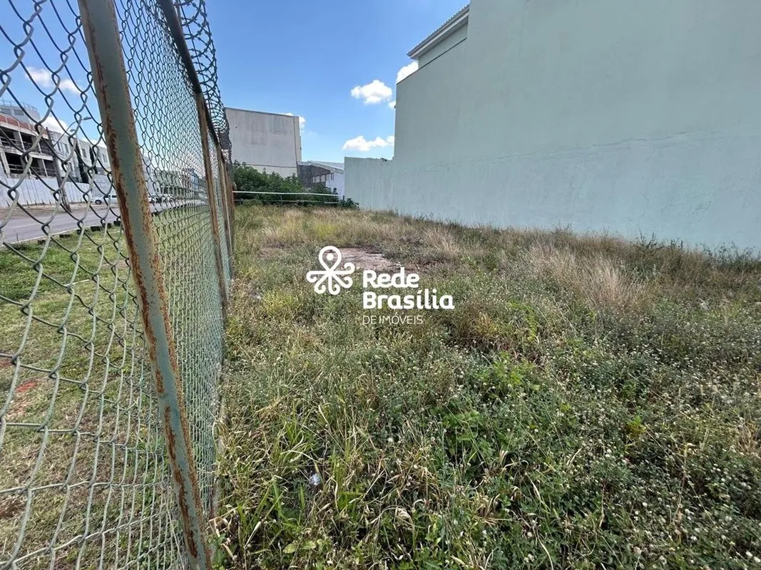 QSE 9 - Taguatinga Sul Este terreno de 300m² oferece o melhor dos dois mundos: u...