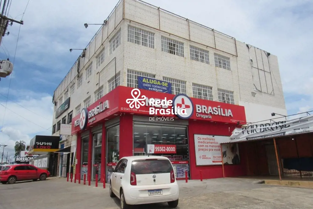 Sala comercial de 200m², com 2 banheiros, oferecendo um espaço amplo e versátil ...