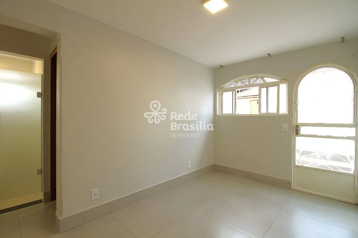 SHIGS 709 - Kitnet Térrea com 1 quarto e Garagem - Asa Sul DFDescubra o charme e...