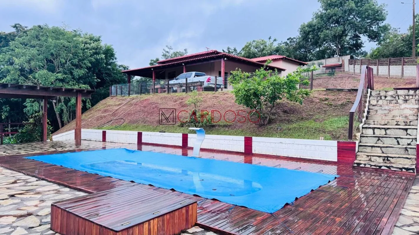 Chácara à Venda – BR 060 | 5.500 m² Murada | Piscina |Tanque de PeixesChácara lo...
