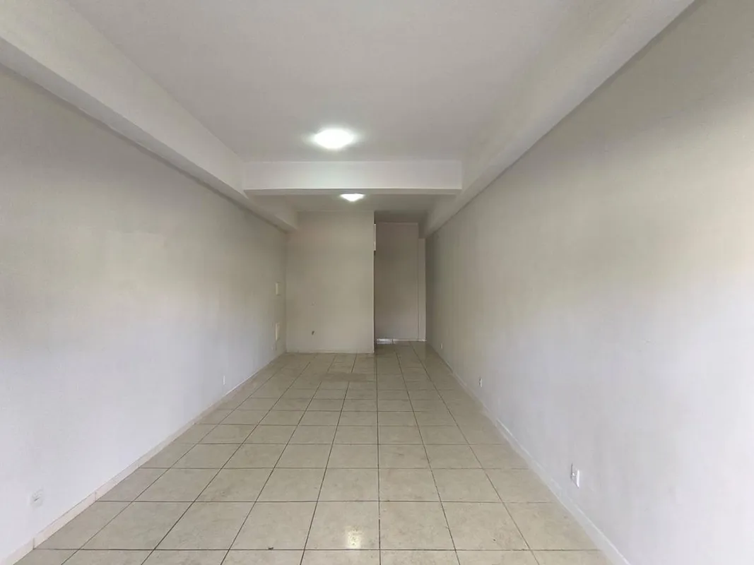 C?d. im?vel: 01852.014No Ed. DiasExcelente loja de 33m? com banheiro em frente a...