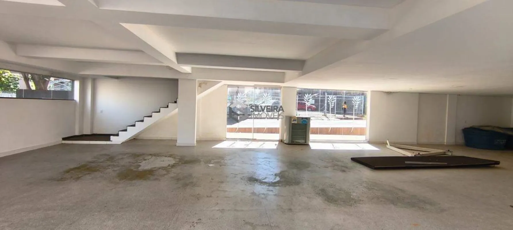Excelente loja composta por:- Térreo com salão em vão livre medindo 200m² com ba...