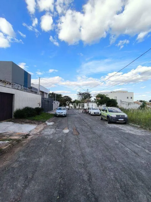 LOCALIZAÇÃO:Em localização privilegiada, próximo a Faculdades, Shopping Famboyan...