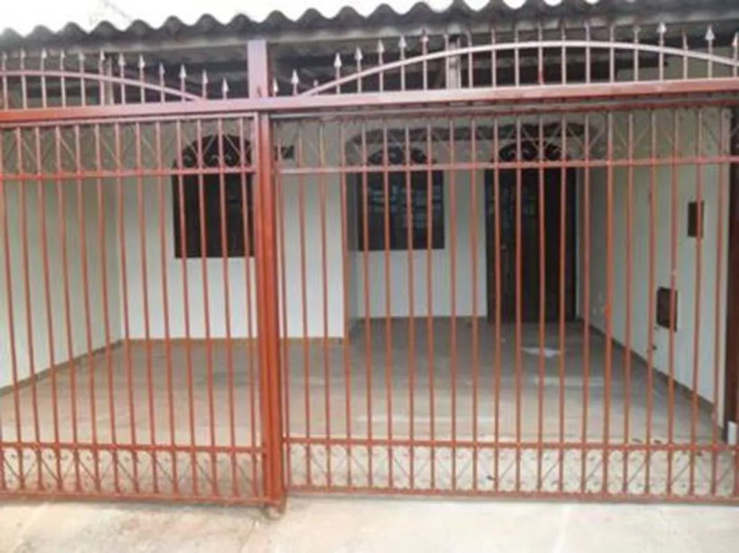 Casa espaçosa, sozinha no lote na Qnl 26 Taguatinga Norte, com as seguintes desc...