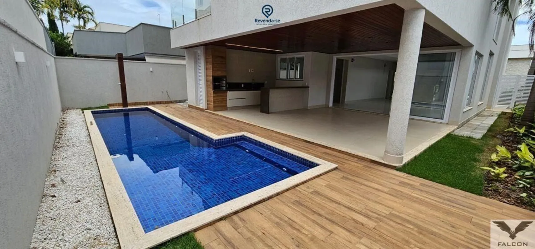 Apresentamos este impressionante sobrado novo, com 400 m² de terreno e 345 m² de...