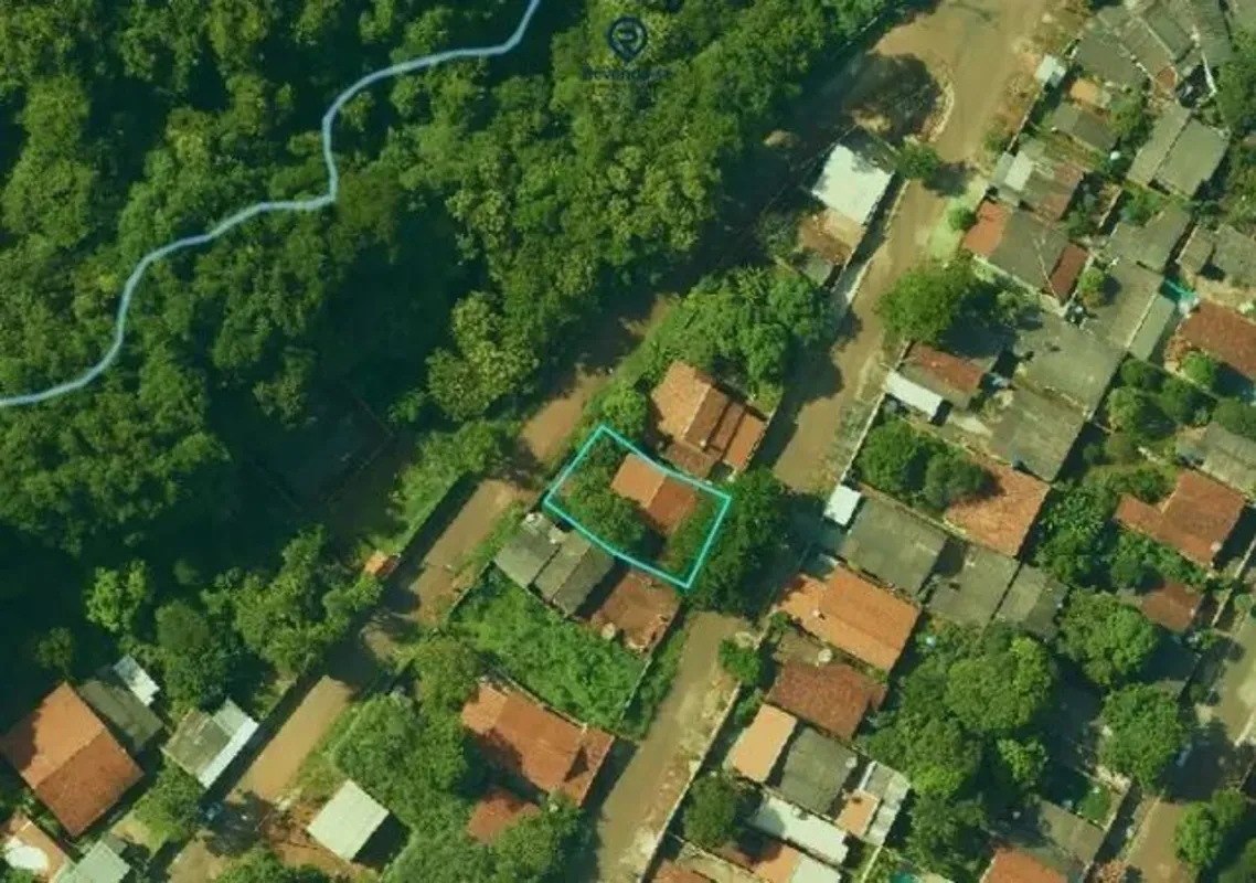 Terreno de 340m², sendo 14 metros de frente, contendo área construída de 180m².D...