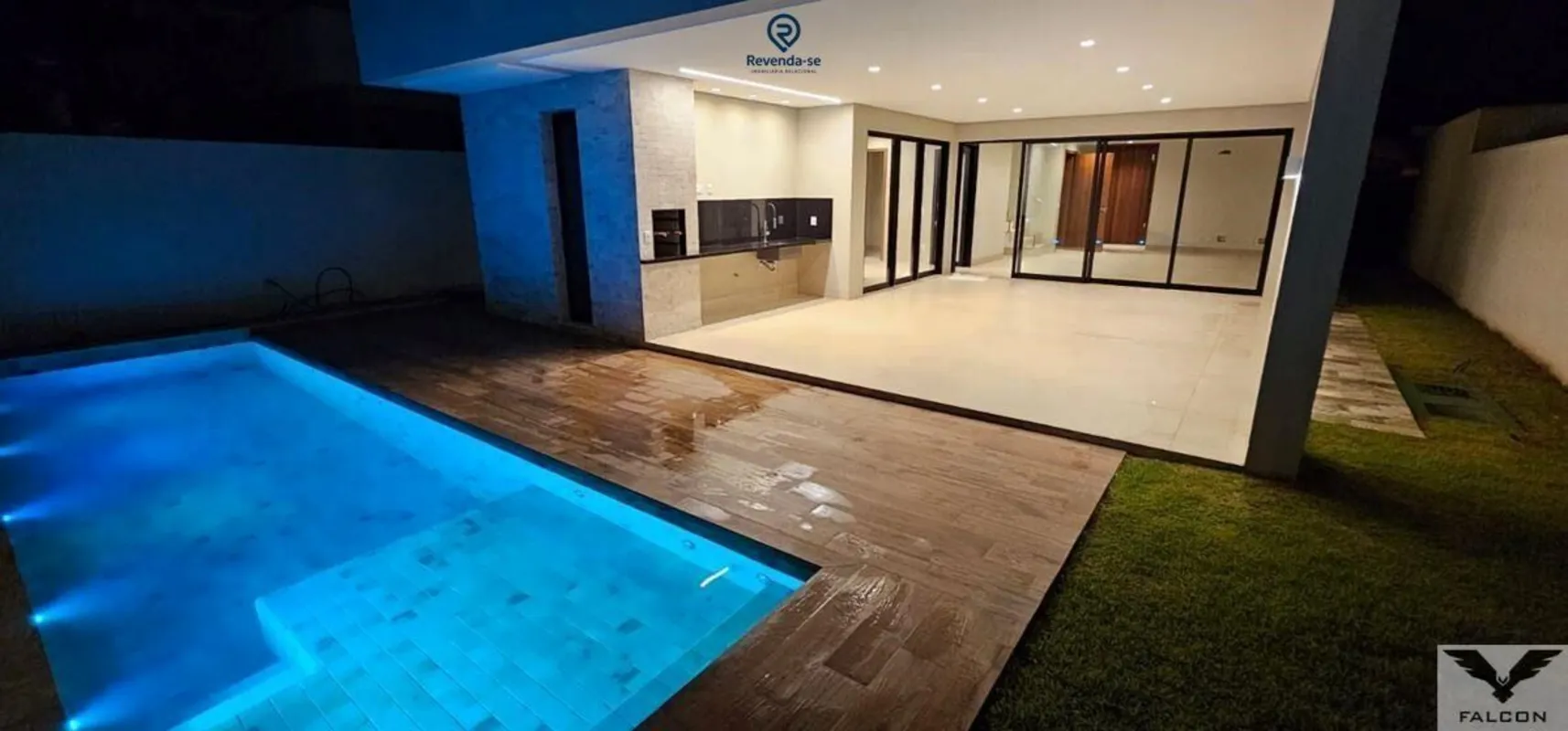 Apresentamos este excelente sobrado novo, com 390 m² de terreno e 310 m² de área...