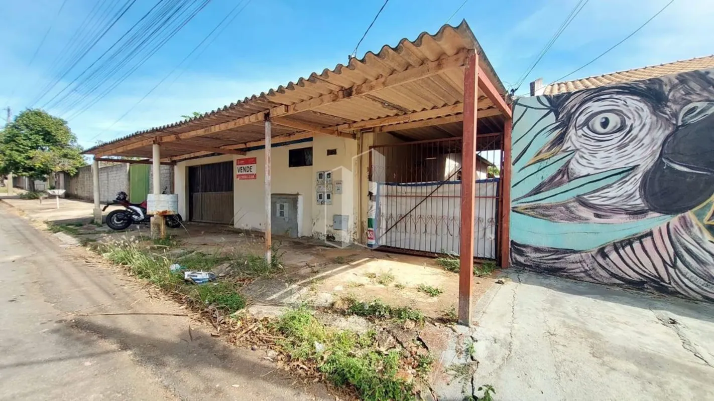 Casa com 3/4, 1 banheiro social, cozinha, sala, e um quintal pequeno, garagem co...