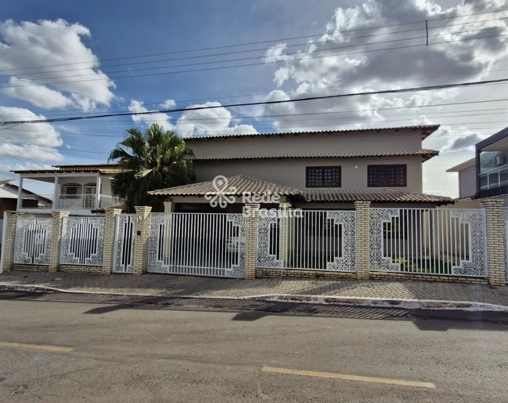 Descubra esta espaçosa casa em condomínio fechado, no Residencial Héstia, locali...