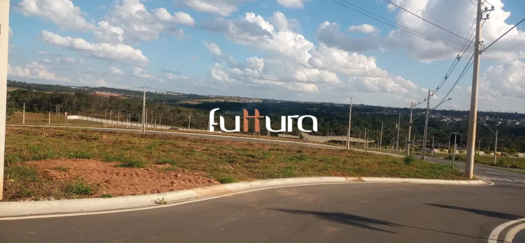 LOTE NO CONDOMÍNIO VINHAS FLAMBOYANT.Localizado na parte alta do Condomínio Vinh...