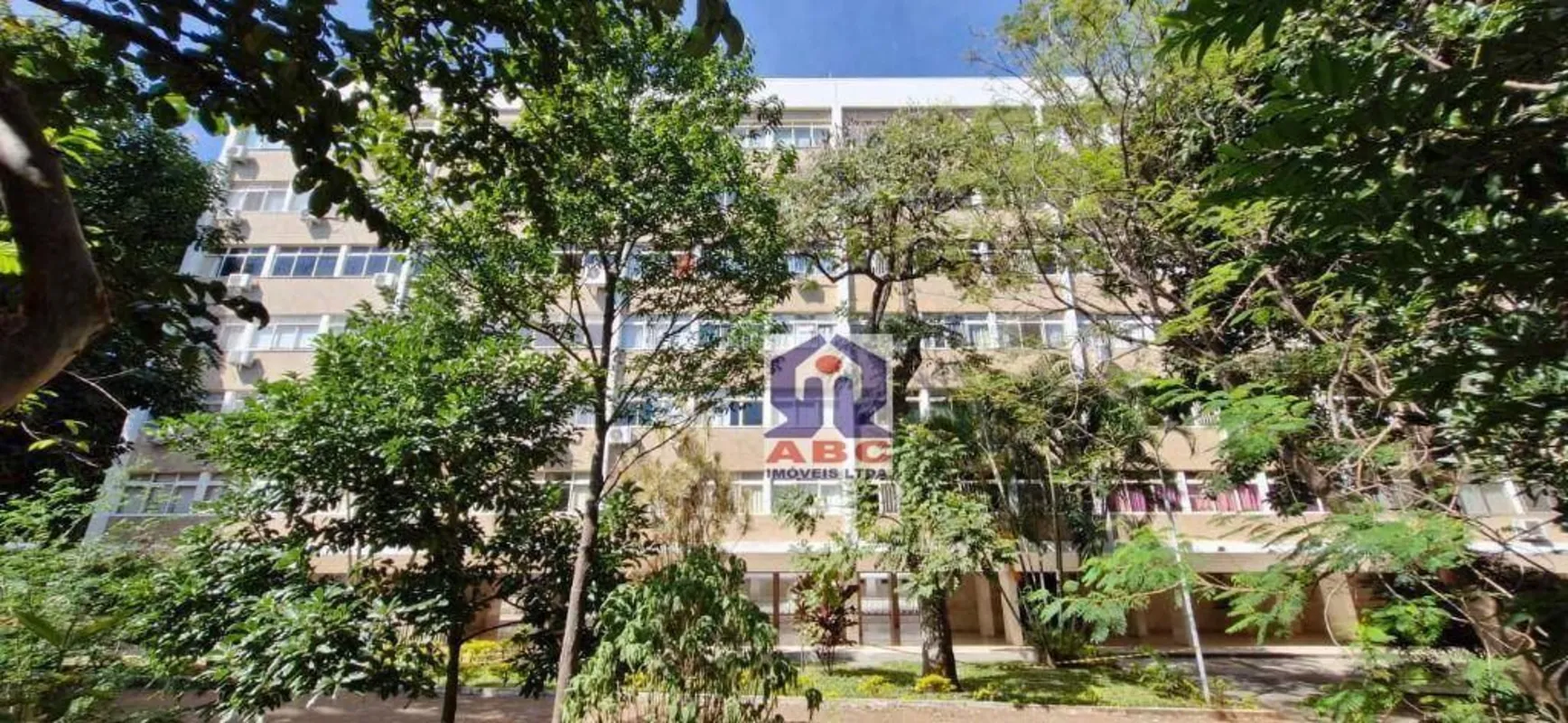 SQS 309 - Asa Sul Apartamento vazado com vista livre para o Jardim, situado numa...