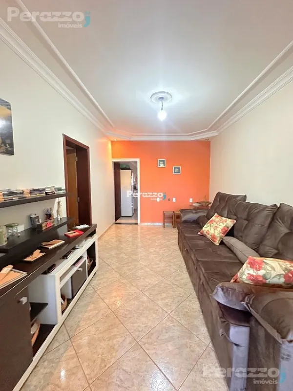 Imóvel com casa e dois apartamentos no Setor Residencial Oeste - São SebastiãoR$...