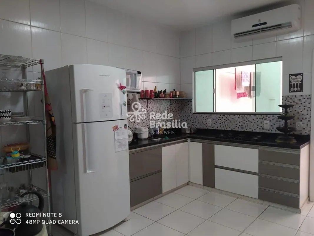 Ideal para quem busca investimento ou moradia, esse imóvel conta com duas casas ...