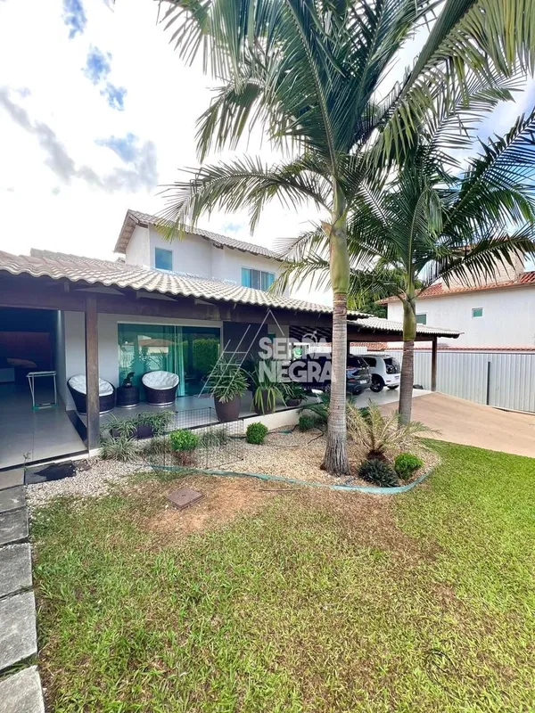 - Lote: 784,72m²- Área construída: 230m²- Piso porcelanato - Varanda aconchegant...