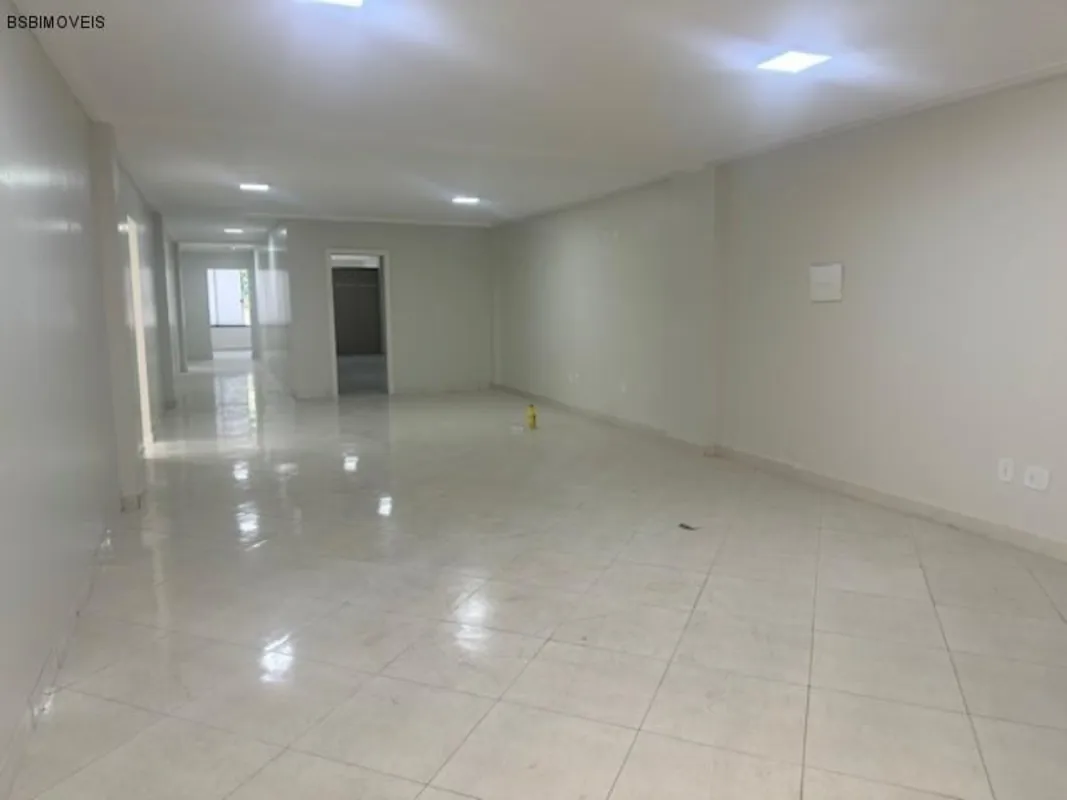 Alugue já este incrível espaço comercial de 300,00 m2, contendo salas amplas e p...