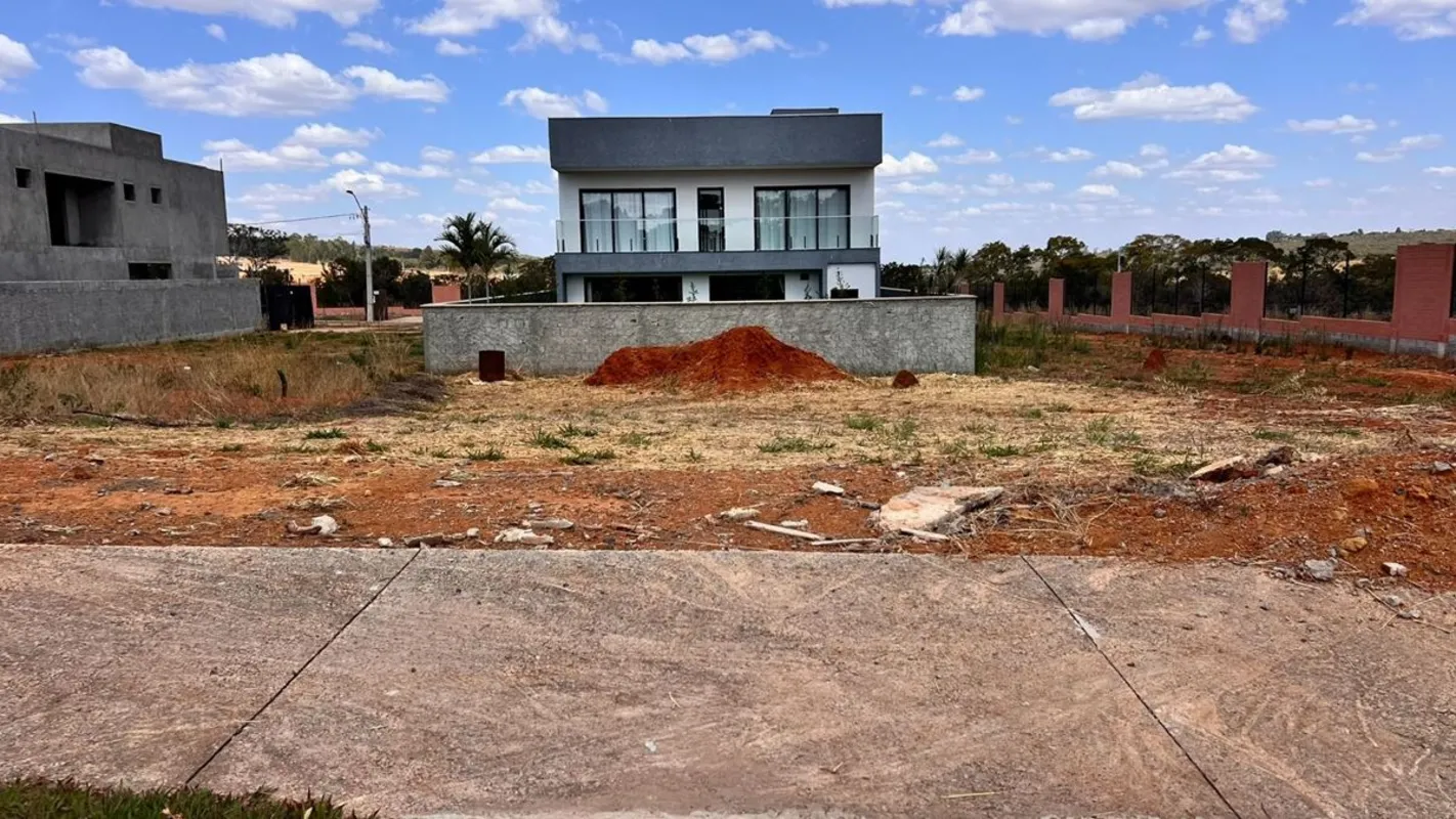 Lote no Condomínio Le Premier Residence, Jardim Botânico Condomínio possui 197 l...