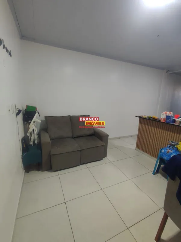 Se você busca um imóvel bem localizado, funcional e aconchegante, este apartamen...