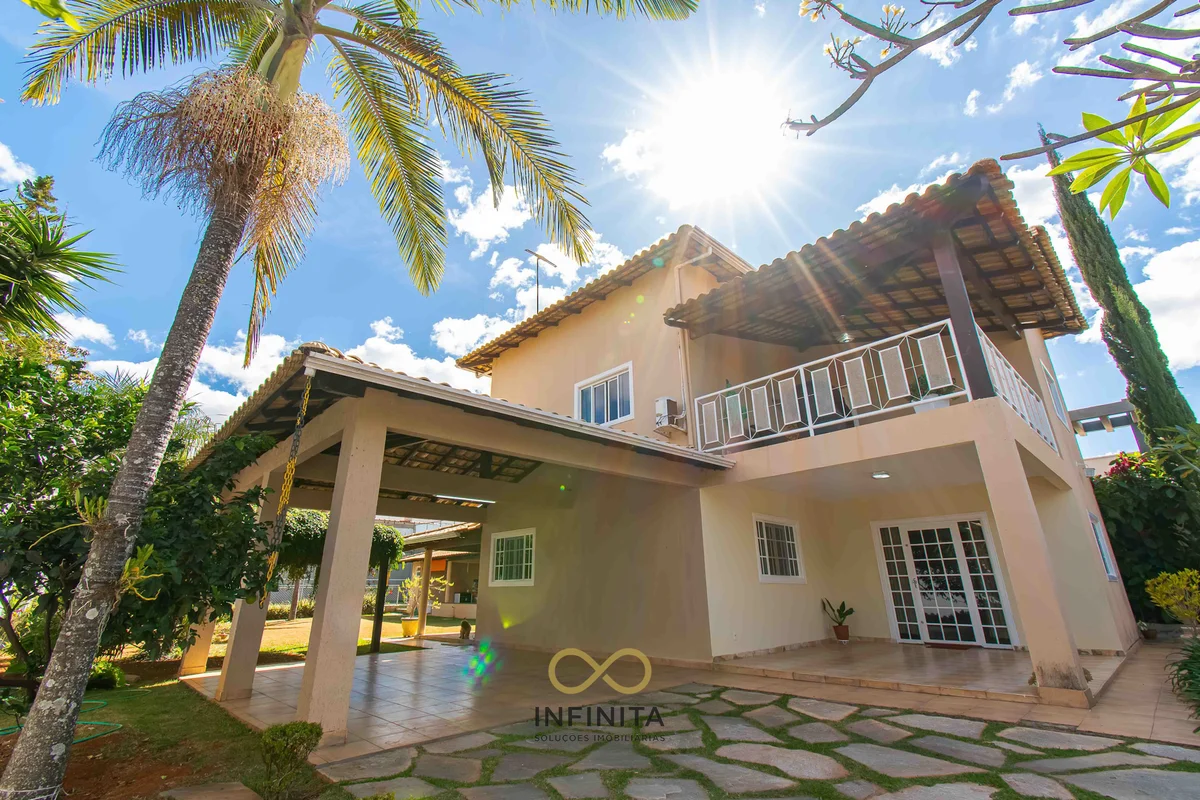 Sobrado na rua 08 Vicente Pires, nascente, com lote de 862 m2 e 320 m² de área c...