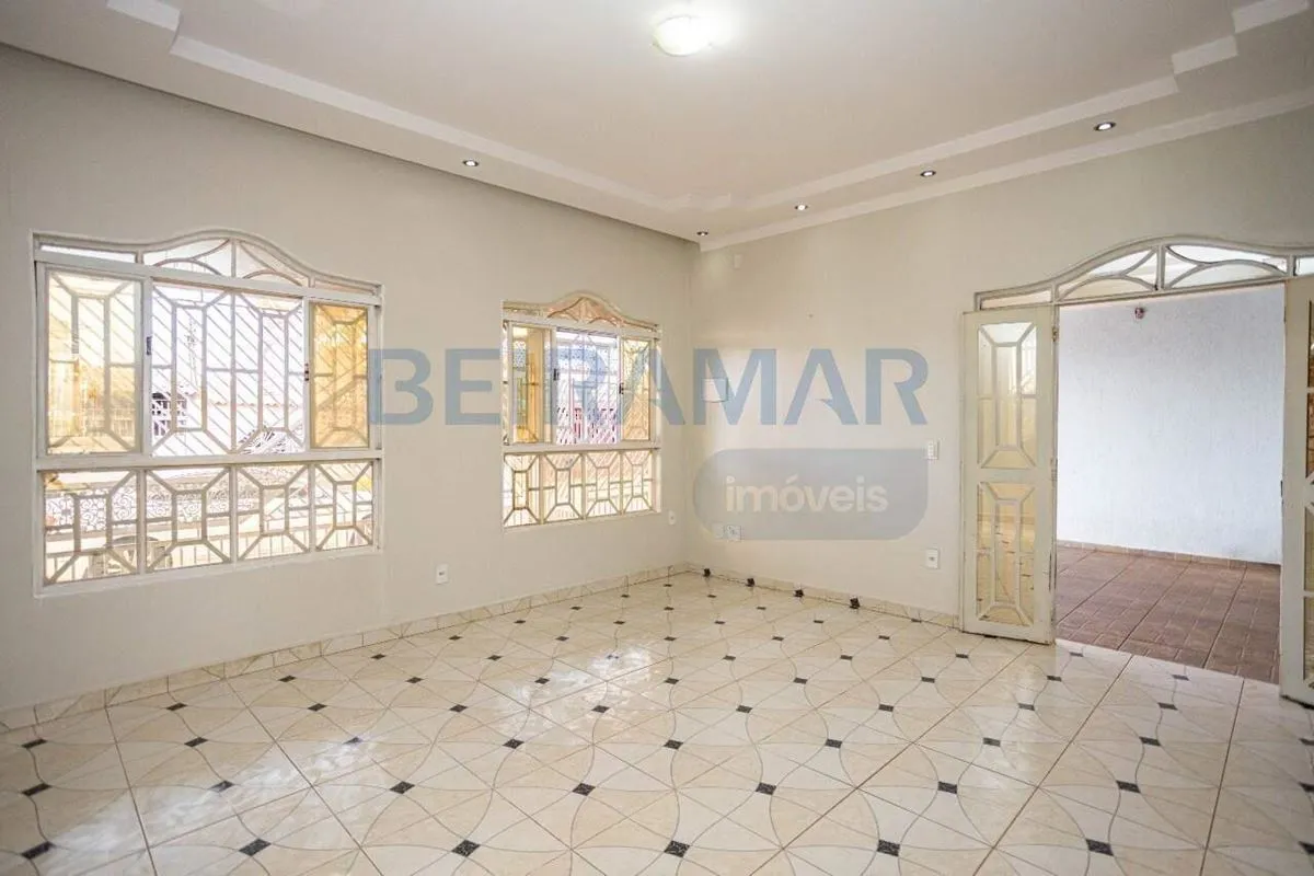 Esta espaçosa casa está localizada em uma das quadras mais estratégicas da Ceilâ...