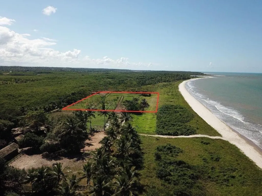 À beira-mar, com vista permanente para os arrecifes e acesso praticamente privat...