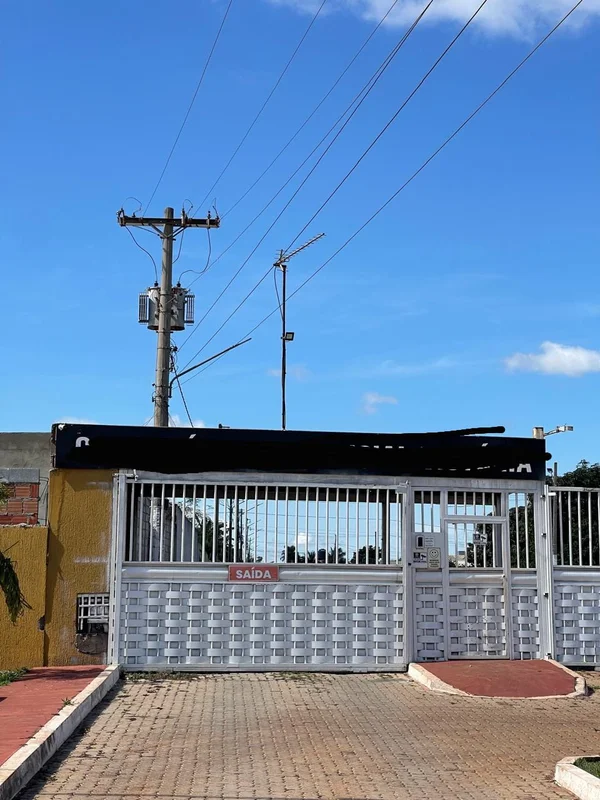 Vendo um lote com uma casa simples de 2 quartos, água, luz e IPTU,no condomínio ...