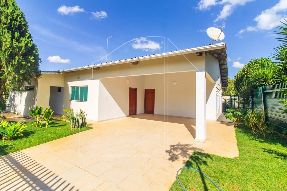 DALL'OCA IMÓVEIS VENDE Ótima casa térrea com subsolo, bem arejada, com piso em p...