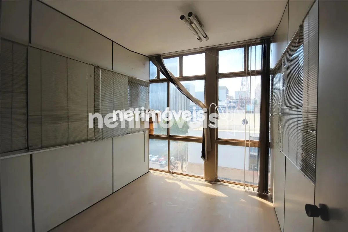 COD SAN 979768Sala com divisórias, copa, 02 banheiros, nascente, piso cerâmica.O...