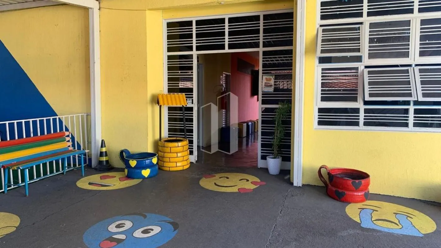 O local é uma escola com 10 salas de aula, sendo 05 em cada piso, banheiros masc...