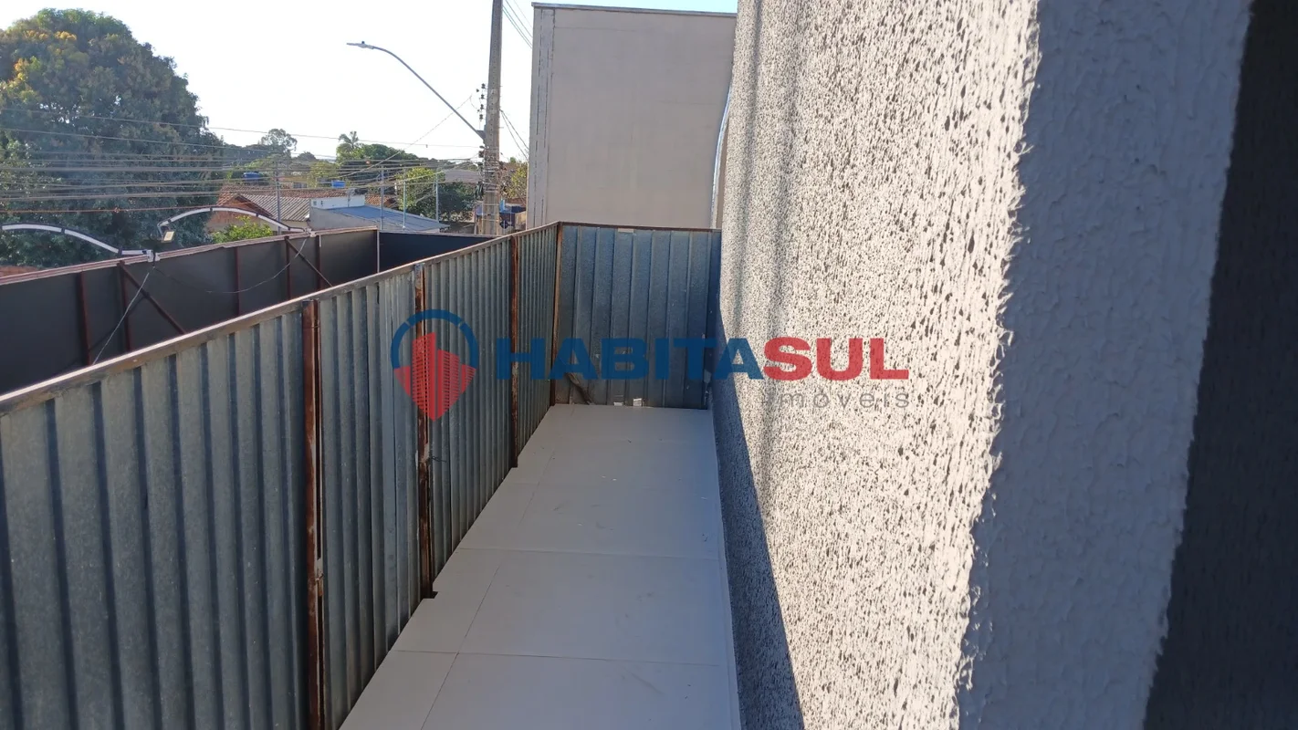 Casa/sobreloja: 03 quartos, sendo 01 suíte;Sala com sacada;Cozinha;Banheiro soci...