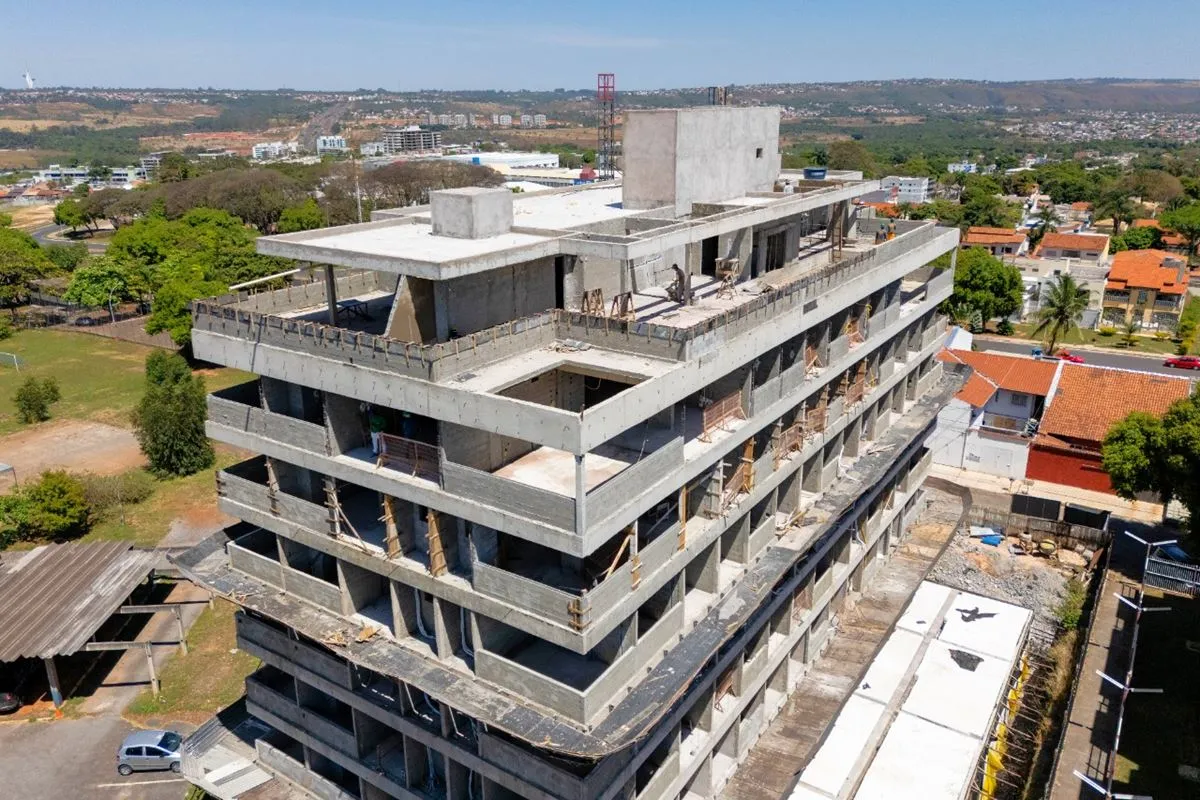 Imobiliária vende excelentes aptos novos em fase de construção na Quadra Central...