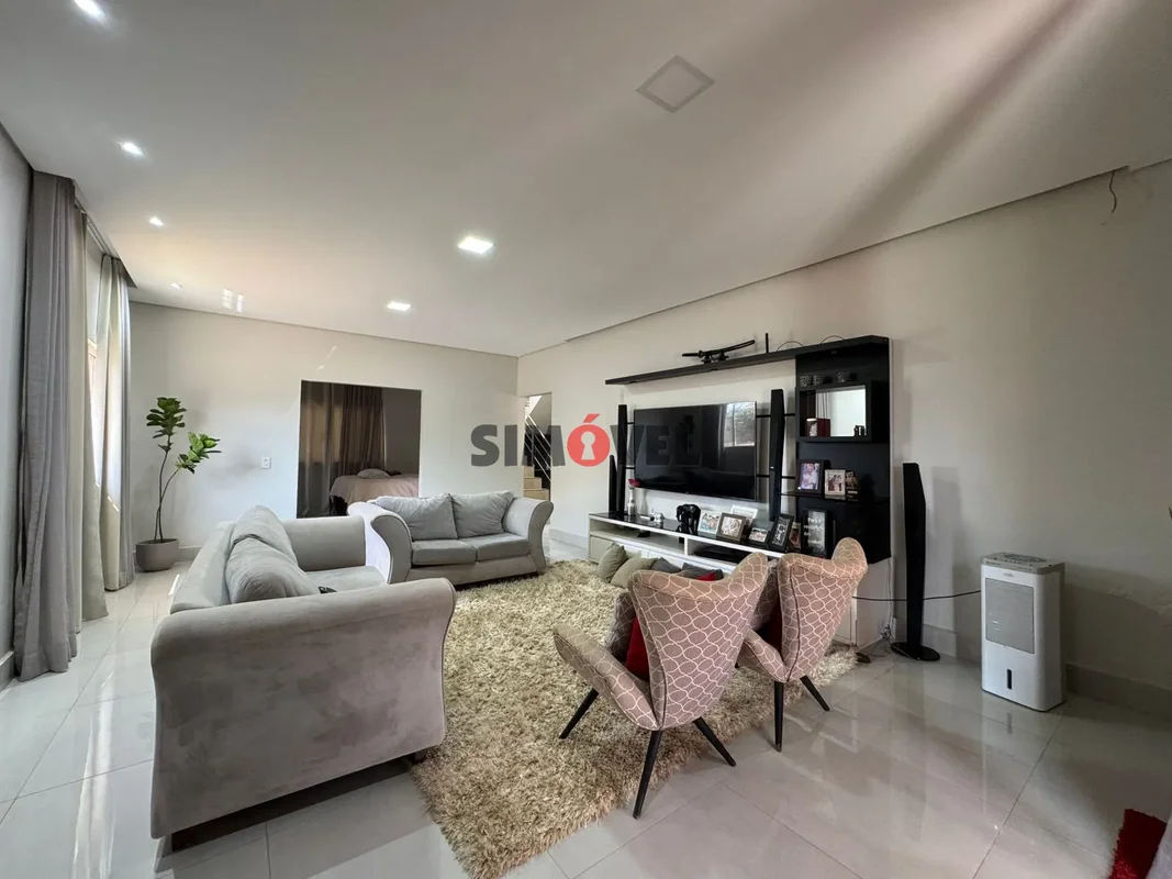 Casa de 380m²,4 qtos,2 suítes, closet, varanda com vista livre e piscina por R$ ...