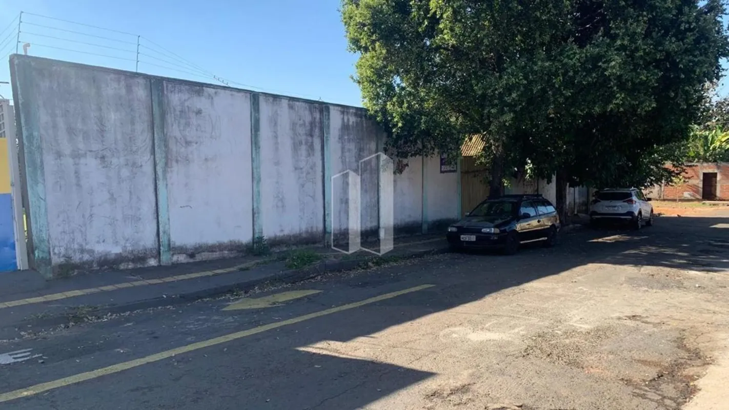 Edificação própria para escola, mas podendo ser convertido em prédio comercial, ...