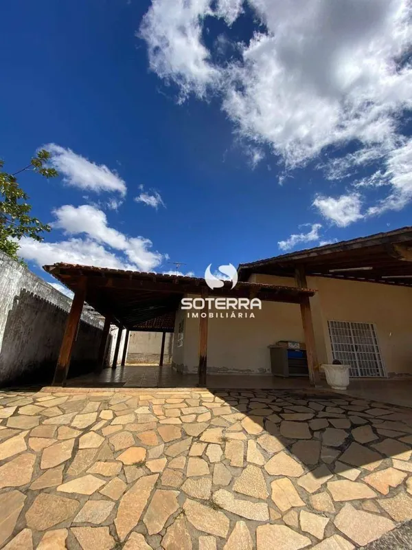 CASA COM LOTE DE 1.200 m² na rua 03 Vicente Pires.Casa com 03 quartos sendo 1 su...
