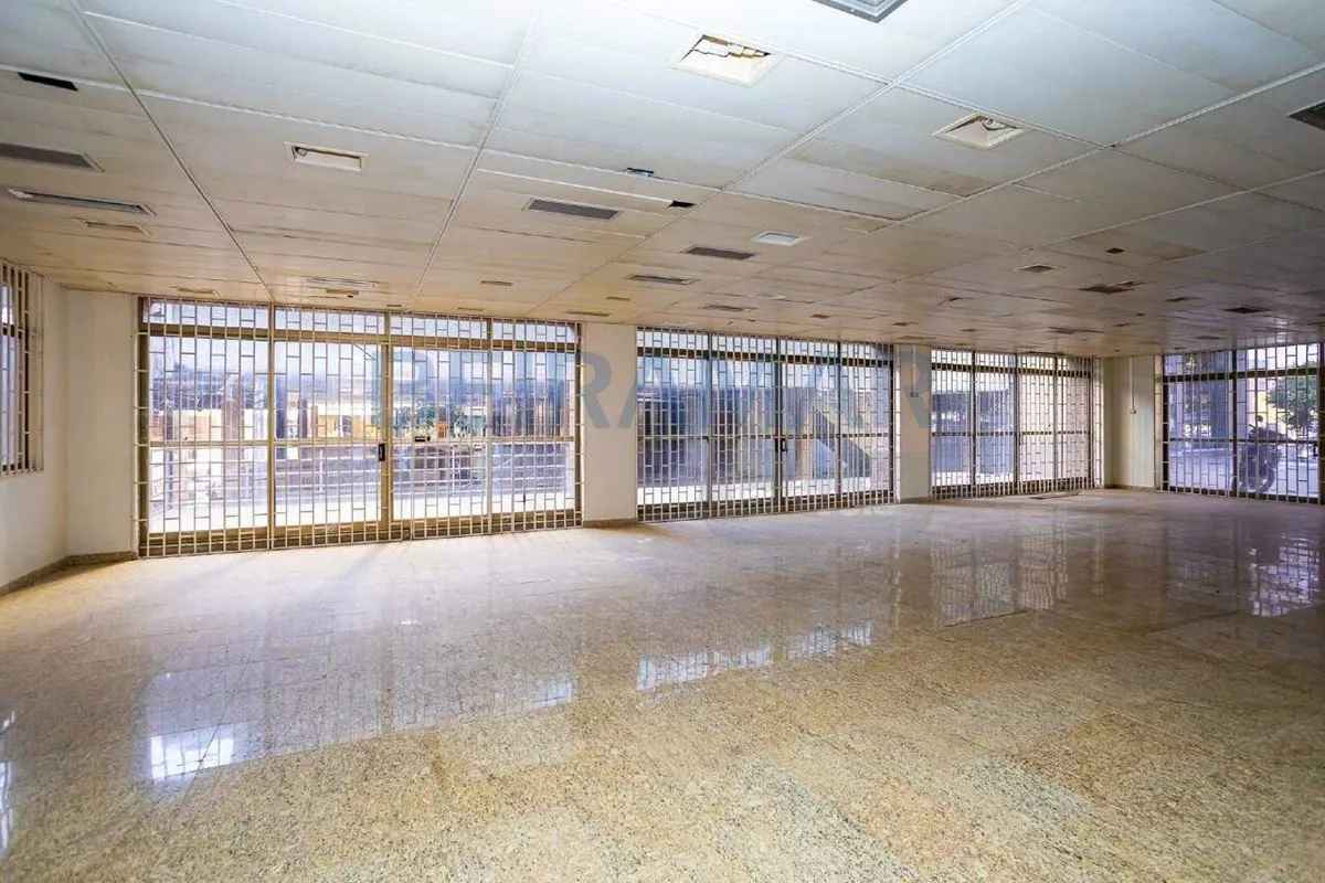 Este prédio comercial está localizado em um ponto estratégico de Brasília e está...