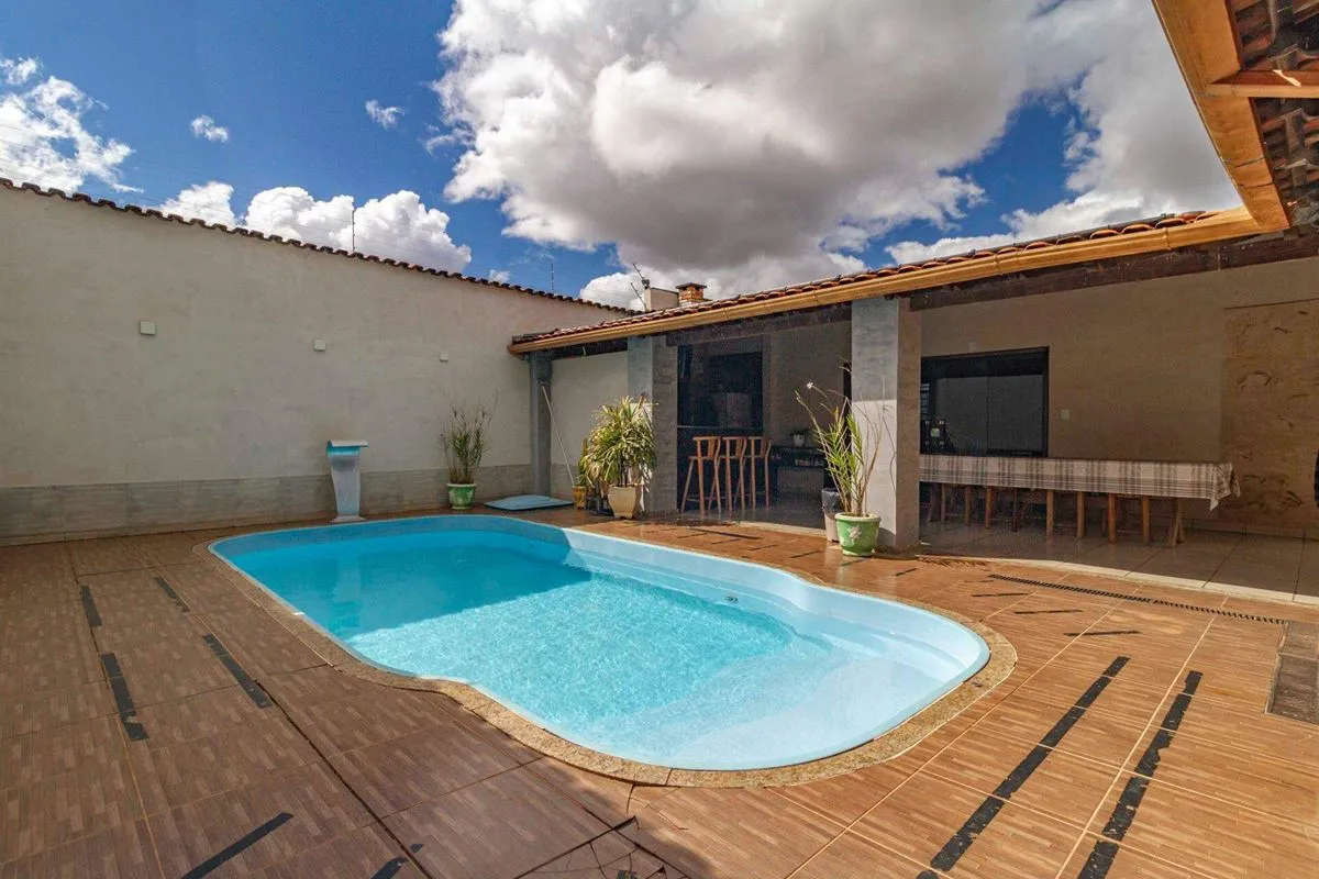OPORTUNIDADE! CASA TÉRREA COM PISCINA EM LOTE VAZADO DE 360 m²Características do...