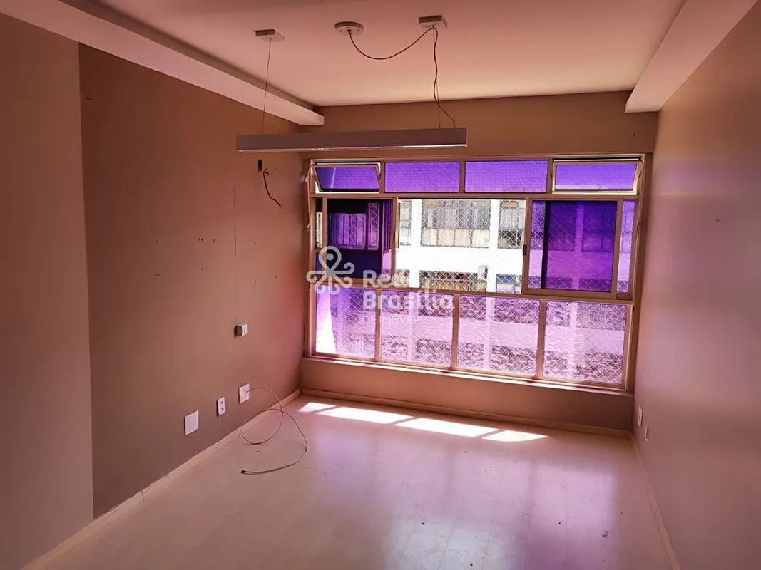 Sgas 910 - Asa Sul Apresentamos uma excelente sala comercial localizada na Asa S...