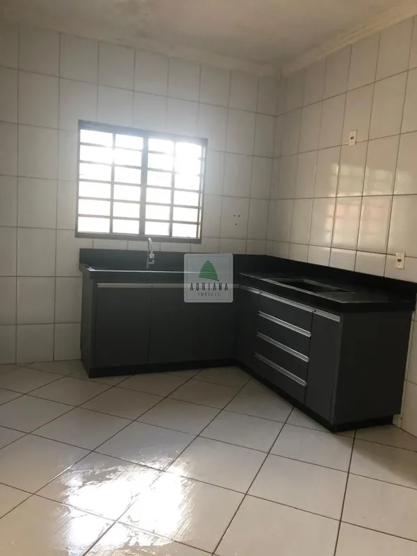 3 quartos, sendo 1 suíte, sala, banheiro social, cozinha, área de serviços, vaga...