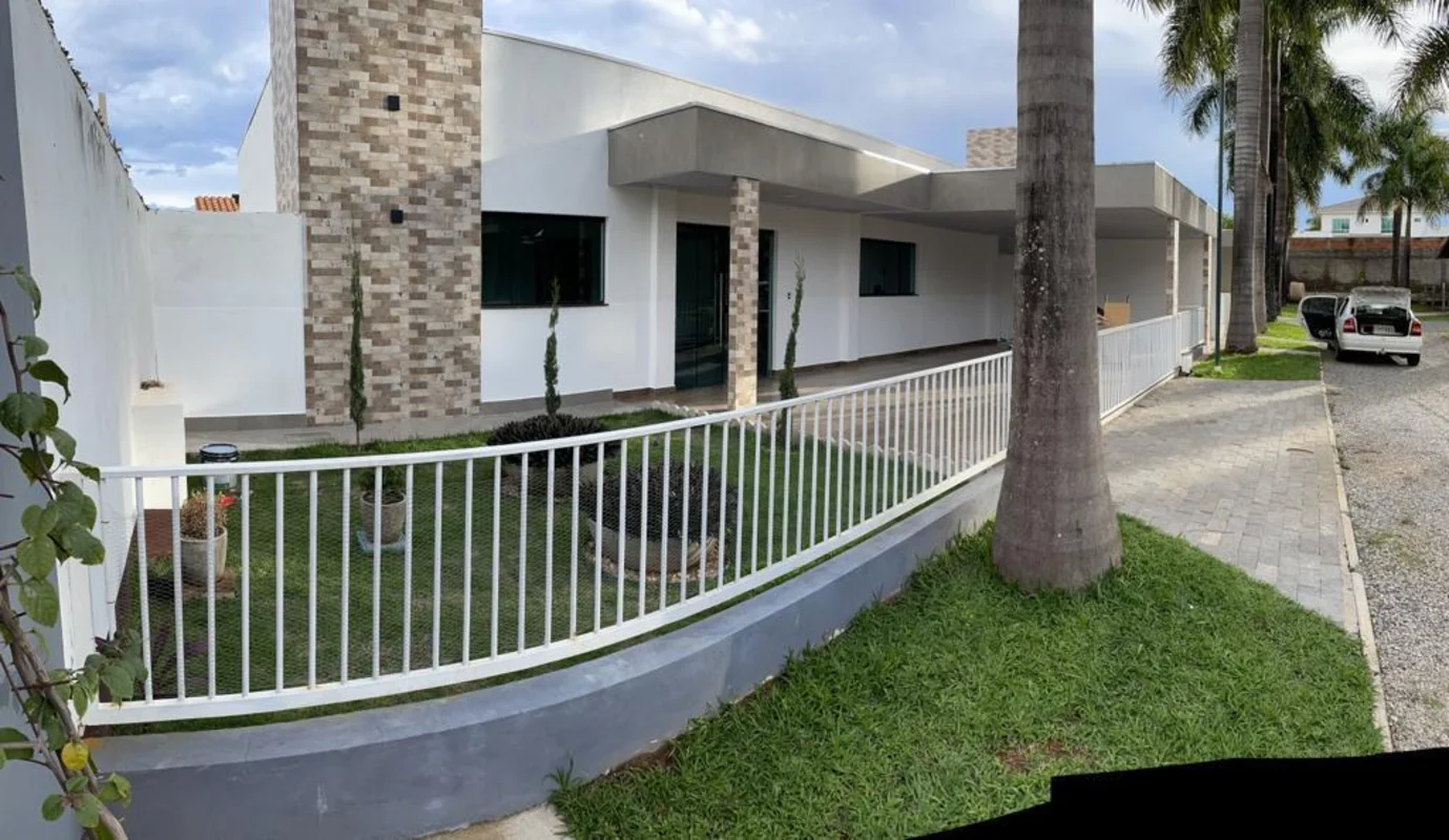 Apresentamos uma casa encantadora em condomínio fechado, onde conforto, funciona...