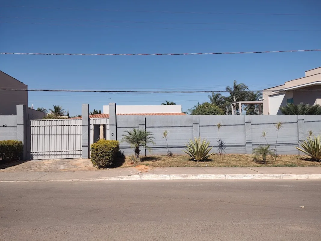 IMPERDÍVEL! Terreno com casa no condomínio mais valorizada do Jockey Localização...