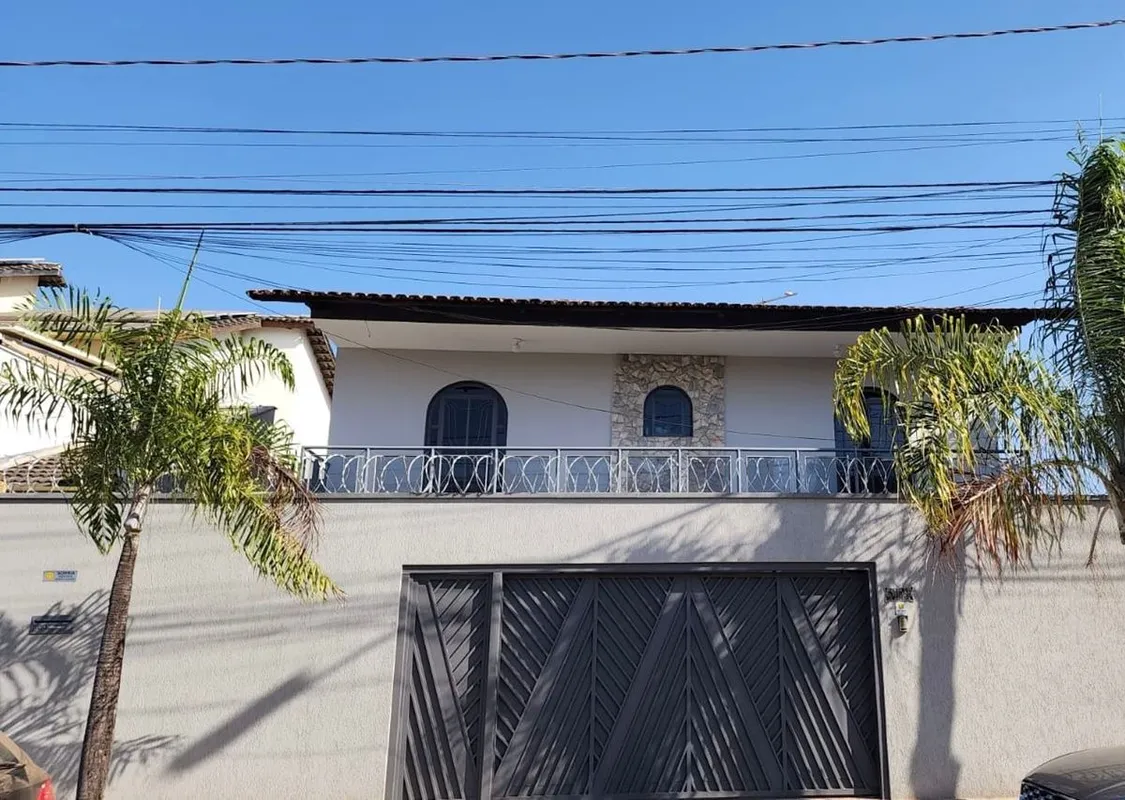 Sobrado de esquina com 250m² de área construída com acabamento de alto padrão, o...
