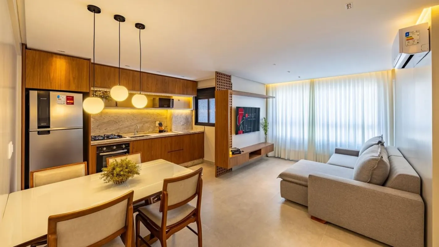Este apartamento mobiliado para locação no Liv Urban Marista combina conforto, p...