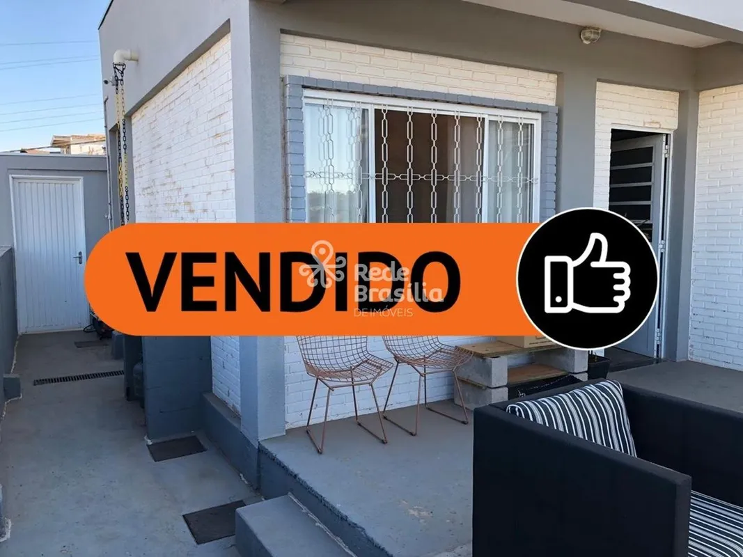 Esta casa de Estilo Industrial no Ouro Vermelho II, pode ser financiada e reúne:...