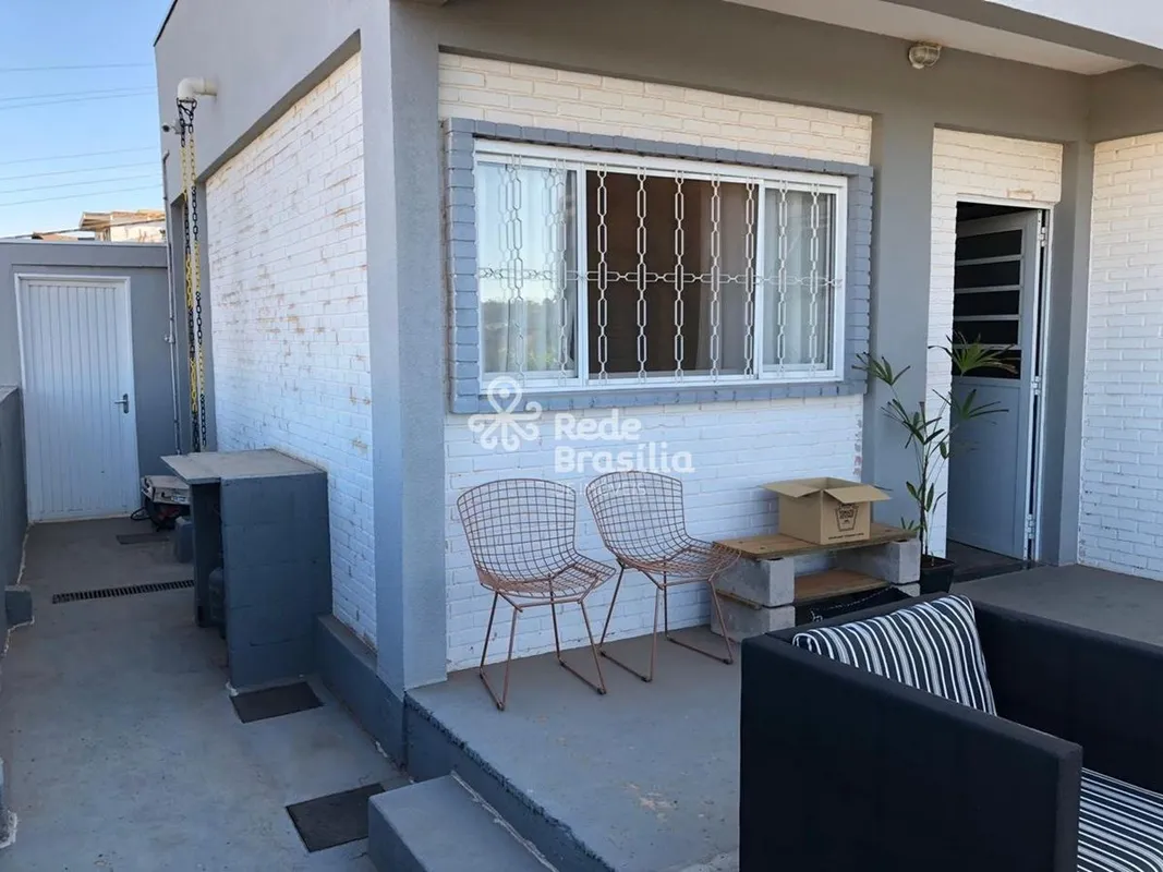 Esta casa de Estilo Industrial no Ouro Vermelho II, pode ser financiada e reúne:...