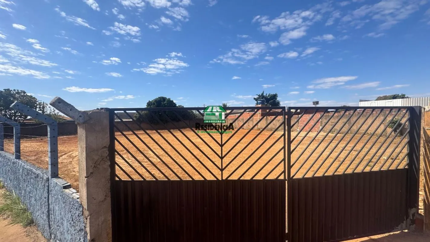 Lote contendo:990 m²,com portão, cercado com meio muro, ótima localização, anali...