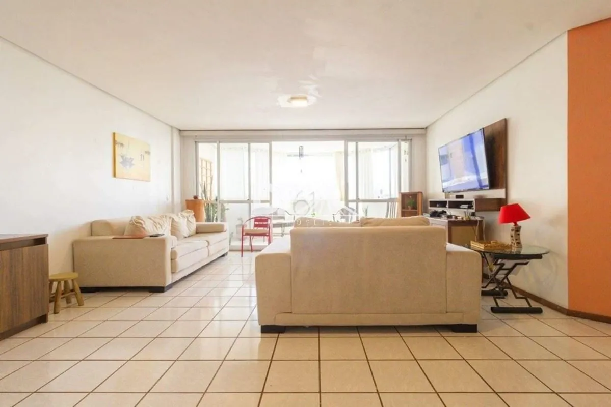 DF4 Imóveis Vende Apartamento Amplo com 3 Quartos, Varanda e 2 Vagas Residencial...