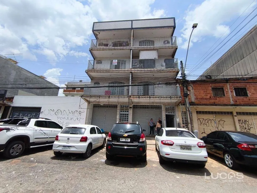 Prédio composto de: Subsolo + 02 lojas térreo, 1º andar (04 apts de 01 quarto), ...