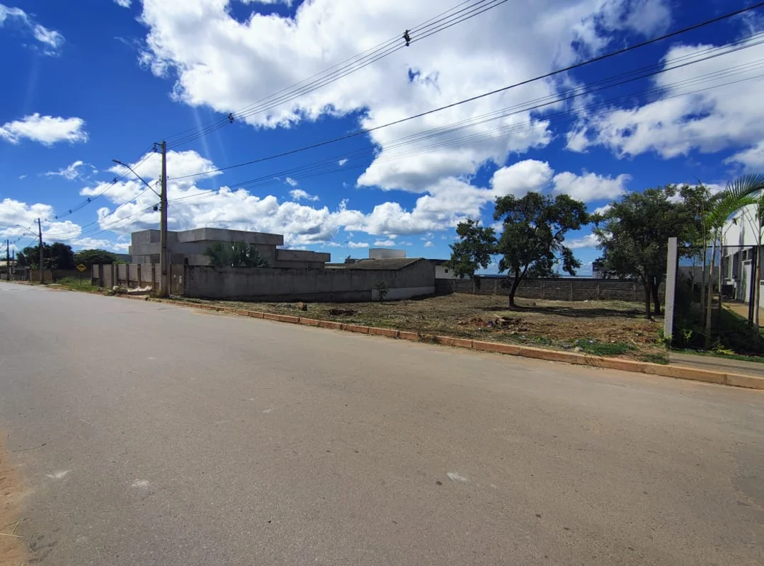 Julisce Alencar Assessoria Imobiliária vende...Lote localizado no Condomínio Est...