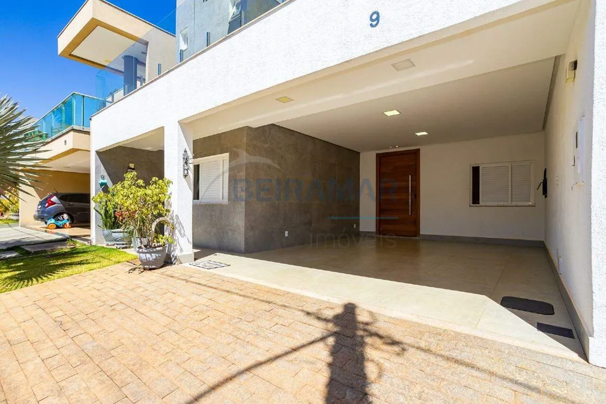 Sobrado Recém-Reformado com 4 Suítes e Lazer no Condomínio Castelo I - Areal (Ág...